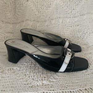 Women’s 10 TAHARI Shari Black White Patent Buckle Open Toe Block Heel Sandals